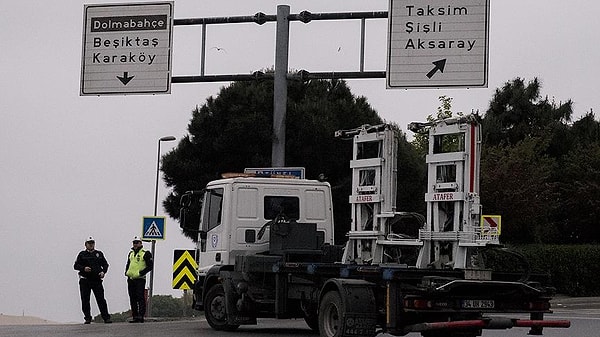 Meydana çıkan yollar, sabah saat 04:00'ten itibaren araç trafiğine kapatıldı.