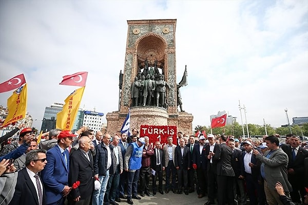 Hak-İş ve Türk-İş 1 Mayıs Emek ve Dayanışma Günü dolayısıyla Kazancı Yokuşu'na karanfil, Taksim Cumhuriyet Anıtı'na çelenk bıraktı.