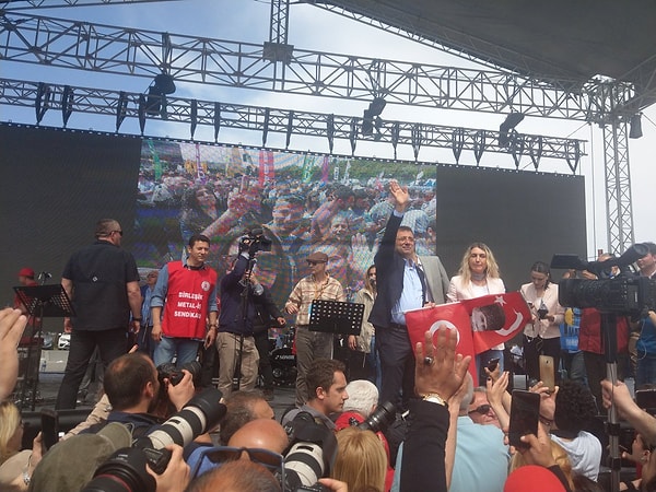 14:24 | İBB Başkanı Ekrem İmamoğlu sahnede: "Emeğinizin karşılığını alacağınız günlere inancımla hepinizin bayramını kutluyorum"