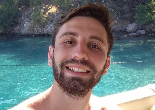 Otomobilin motoru dahil, bütün parçaları dağılırken, sabah saatlerinde yoldan geçen sürücülerin ihbarıyla kaza yerine sağlık ekipleri sevk edildi.