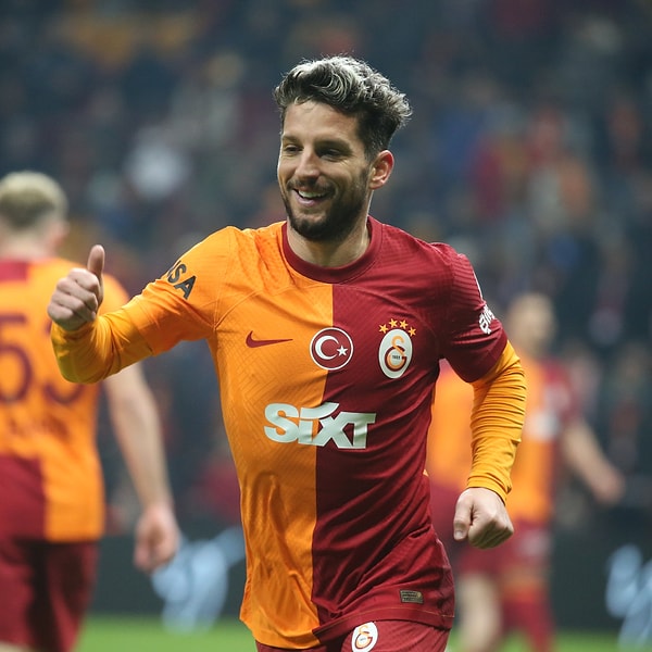 Basın mensuplarının "Seneye burada kalacak mısın?" sorusu sorulan Dries Mertens, daha önce "Son senem olacak." demişti. Şimdi ise fikrinin değiştiğini söyleyen Mertens soruyu şöyle cevapladı👇