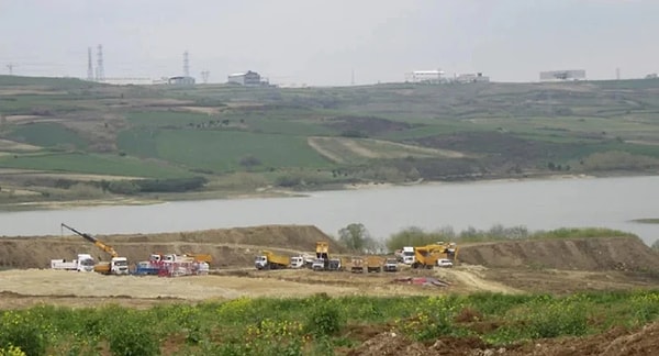 İSKİ Genel Müdürü Şafak Başa yönetimindeki İSKİ, Kanal İstanbul hattındaki Sazlıdere Barajı havzasında TOKİ eliyle yürütülen konut inşaatını ‘kaçak yapılaşma’ statüsüne alıp kaldırılmasını istedi.