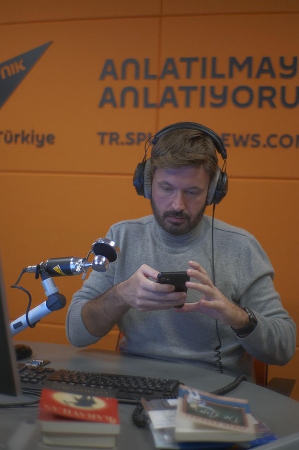 +Peki, ben senin ciddi görüntünün altında çok ama çok eğlenceli ve nüktedan kişiliğini de biliyorum. Genel olarak hayata karşı duruşun hep böyle mi? yoksa radyoda mı sadece bu kişiliğini daha çok ön plana çıkarıyorsun?