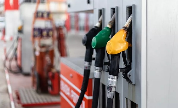 21 Haziran Cumartesi gününden geçerli olmak üzere benzinin litre fiyatına 1.51 TL, motorinin litre fiyatına 3.30 TL zam bekleniyor.